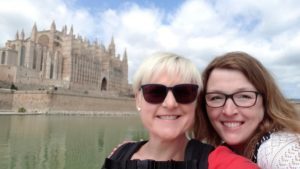 Bettina und Sonja vor der Kathedrale der Heiligen Maria