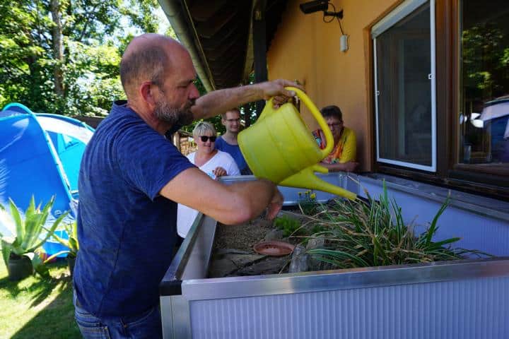 Die Veredelung-Axel richtet das Außengehege naturgerecht ein