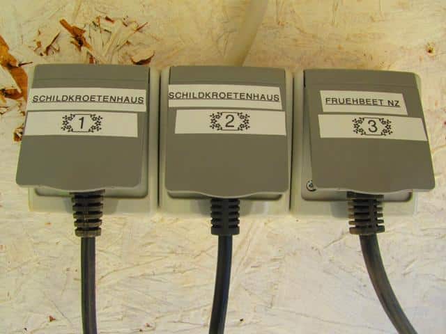 Strom-Steckdosen 1, 2 und 3 im Schildkrötenhaus