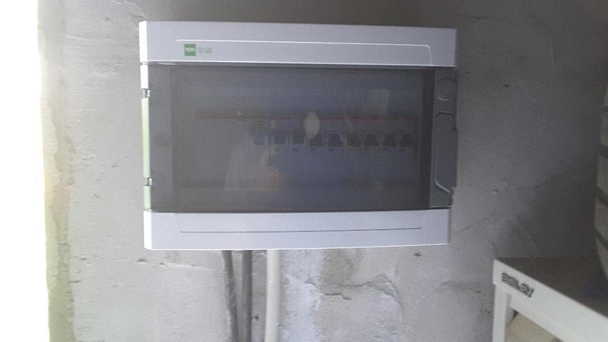 Schaltkasten mit FI-Schalter in der Gararage