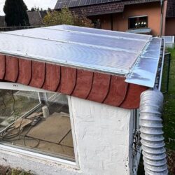 Stegplatten (16 mm Doppelstegplatten) für das Schildkrötenhaus - Ein Baubericht Das fertige Dach mit Stegplatten und Regenrinne