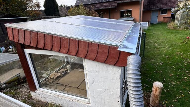 Das fertige Dach mit Stegplatten und Regenrinne